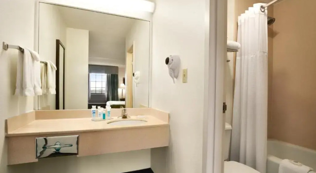 Номер Standard Wyndham Garden Wichita Downtown