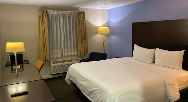 Двухместный номер Standard Days Inn and Suites by Wyndham Hammond, IN