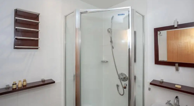 Номер Classic с 3 комнатами с балконом и с видом на озеро Lakeside view - Manchester townhouse