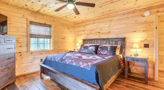 Hot Tub + Fire Pit: Dog-friendly Cabin in Murphy!, Rezervasyon Otel Bellview Amerika Birleşik Devletleri