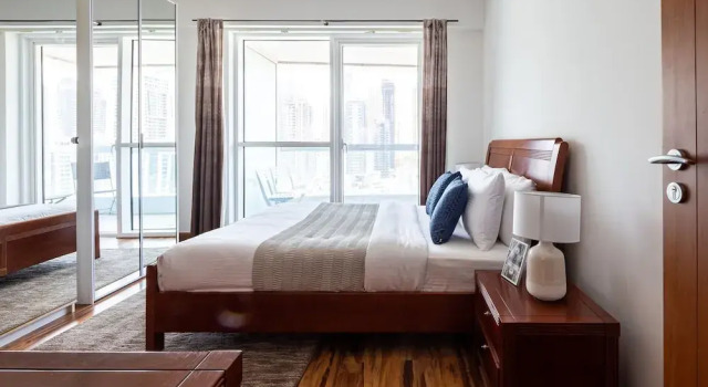 Visually Unique 1BR Apartment in JLT - Sleeps 4!, Забронировать Апартаменты/квартира Отели Эмирата Дубая с парковкой, рядом с Dubai Marina 1 Tram Station, Парковка