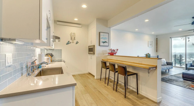 Апартаменты с 2 комнатами Depoe Bay Townhome w/ Deck & Stunning Ocean Views!