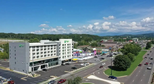 Holiday Inn & Suites Pigeon Forge Convention Center by IHG, Забронировать Отель Отели Пиджен-Фордж 4 звезды, рядом с Развлекательный центр Blake Jones Racing Center, 4*