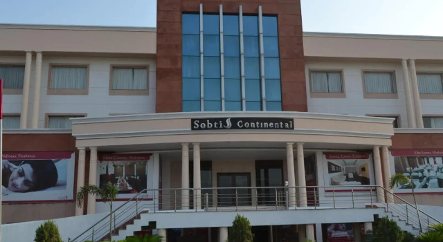 Sobti Continental Bareilly, Забронировать Отель Отели Барели с бассейном, Бассейн