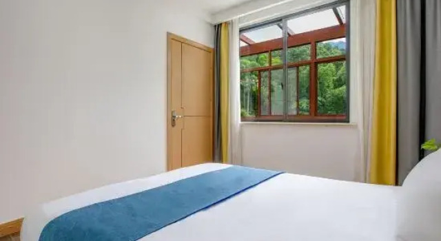 Люкс Anji Huifengge · Family-Friendly Vacation Home with Pool, Stream Access, and Mountain Views