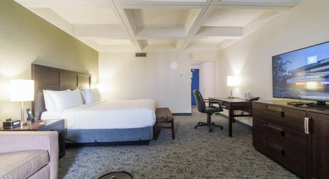 Номер Premium Wyndham Edmonton Hotel and Conference Centre
