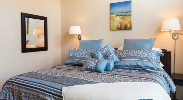 NEW Condo Downwider with Hot Tub, Minutes Away from The Columbia River Gorge by RedAwning, 예약 아파트 후드 리버 Columbia River Gorge