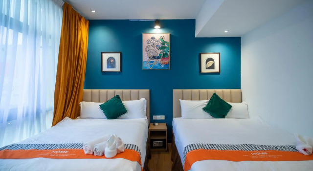 Кровать в общем номере Apollo Inn
