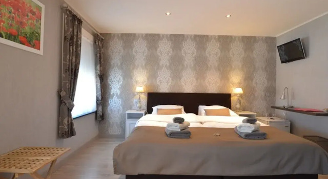 Lavish Villa in Tienen With Terrace & Garden, Varaa Villa Hotellit Brussels pysäköinnillä, Pysäköinti