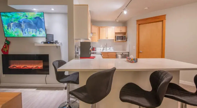 Mountain View 2 Bedroom Condo-Top Floor