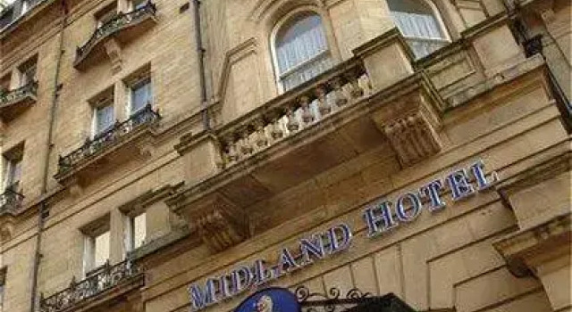 Кровать в общем номере Midland Hotel Bradford