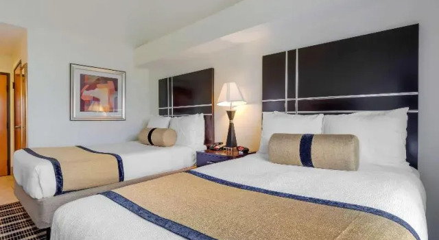 Четырёхместный номер Standard с балконом Best Western Plus Rockwall Inn & Suites