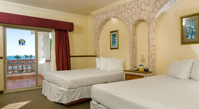 Четырёхместный номер Standard с балконом и с видом на океан Laos Mar Hotel & Suites