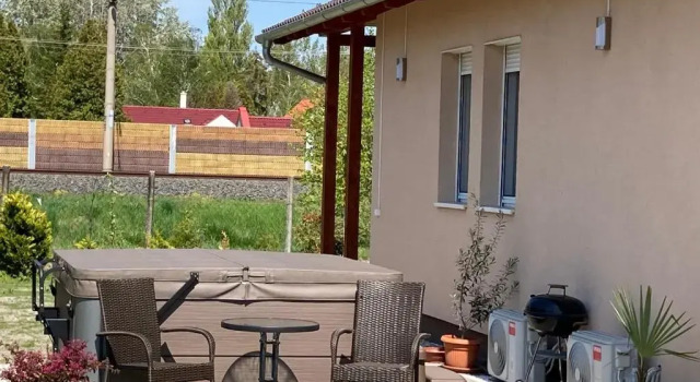 Коттедж с 2 комнатами Konrad Apartman