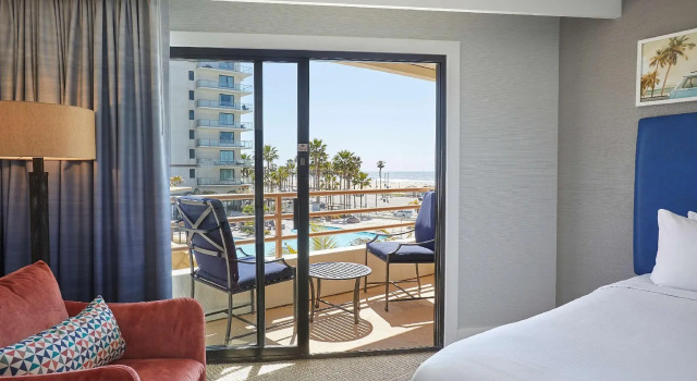Четырёхместный номер Standard The Waterfront Beach Resort, A Hilton Hotel