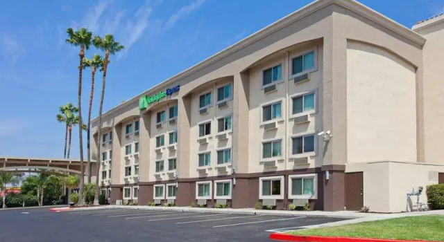 Кровать в общем номере Holiday Inn Express San Bernardino Colton by IHG