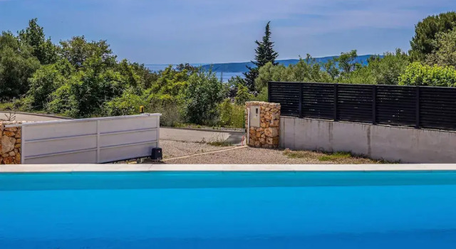 Villa Menta IV in Linardici, Varaa Villa Hotellit Kvarner Islands uima-altaalla, Uima-allas