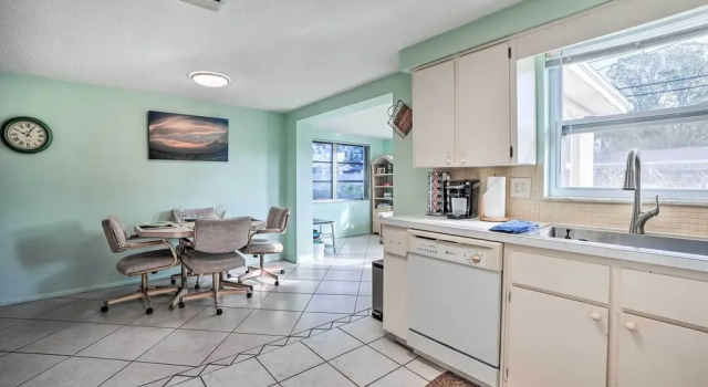Коттедж Cozy Holiday Home w/ Yard ~ 5 Mi to Beach