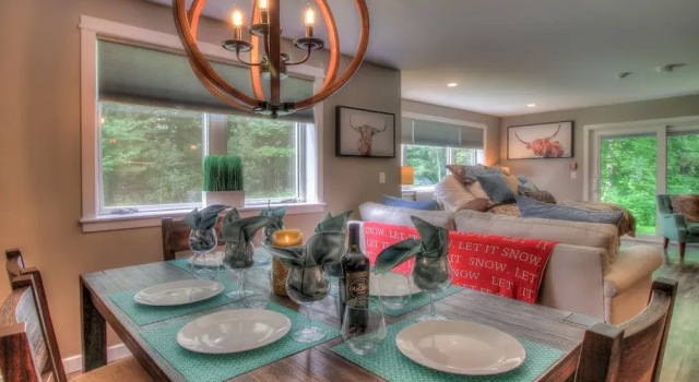 Kcia 412 - the Farmhouse at Killington: Modern, New 2rm Condo, Varaa Hotelli Hotellit New England uima-altaalla, Uima-allas