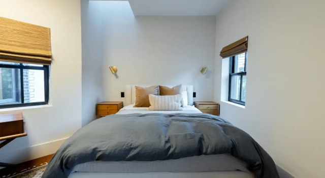 E10-1 Designer East Village Townhouse 1BR, Забронировать Отель Отели Нью-Йорка с парковкой, рядом с Fillmore East, Парковка