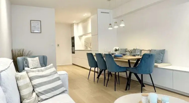 Апартаменты Spacious Bright Apartment Steps From the Beach i