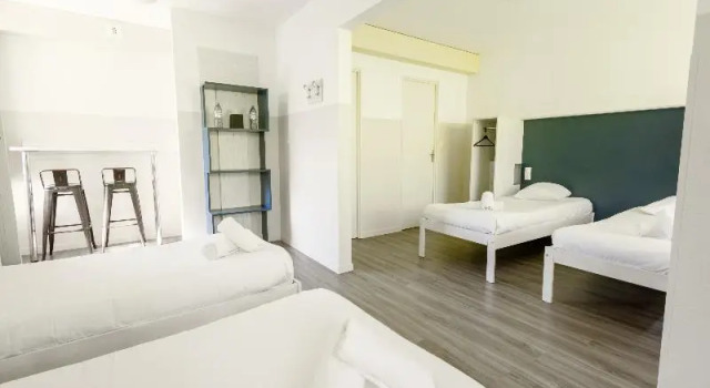 Четырёхместный номер Standard с балконом и с видом на озеро Côté Lac Hostel Evian