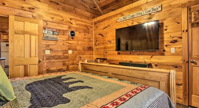 Pigeon Forge Cabin w/ Hot Tub & Mountain Views!