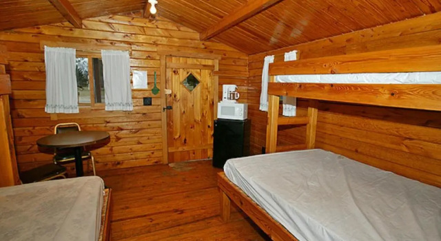 Arrowhead Camping Resort Cabin 1, Забронировать Кемпинг Отели Douglas Center с парковкой, Парковка