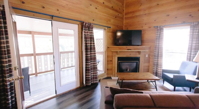 Двухместный номер Premier с балконом и с видом на реку Riverbend Motel & Cabins
