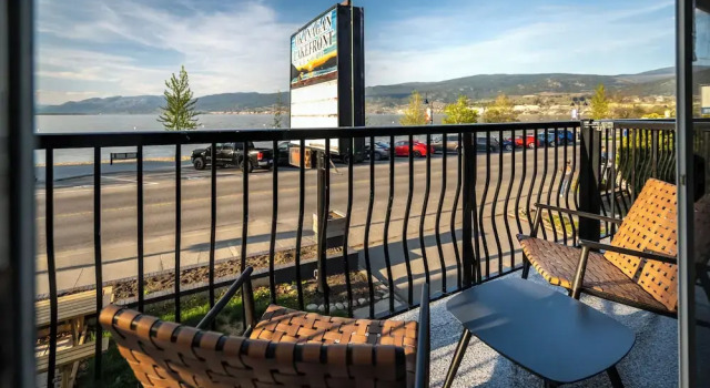 Люкс с 2 комнатами с балконом и с видом на озеро Okanagan Lakefront Resort