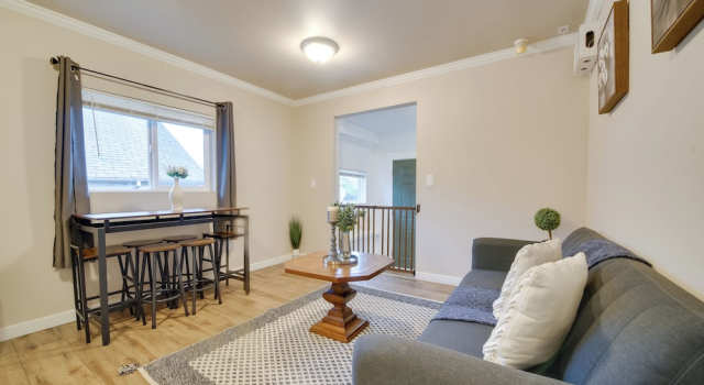 Коттедж 3 Mi to Dtwn Seattle: Large Home w/ Private Deck!