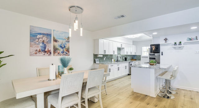 Апартаменты 1/2 Mi to Sylvan Beach Park! Chic Townhome w/ Yard