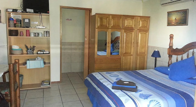 A Family and Friends Guest House, Забронировать Отель Блафф Дурбан, рядом с Торговый центр Bluff Hillside Mall