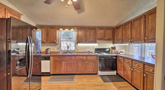 Коттедж Deck + 2 Fire Pits: Riverfront Spruce Pine Rental!