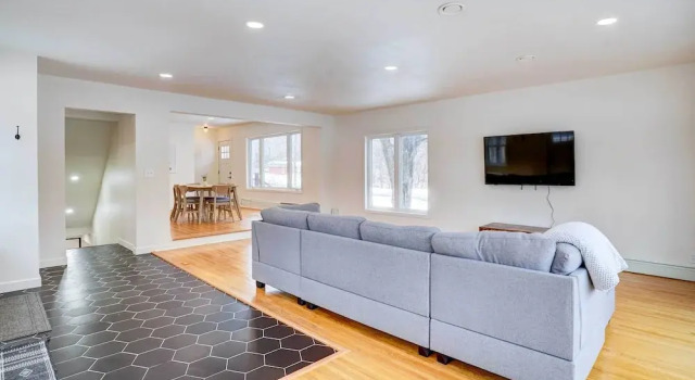 Hopkins Vacation Rental ~ 12 Mi to Minneapolis, Varaa Hotelli Hotellit Minnesota pysäköinnillä, Pysäköinti