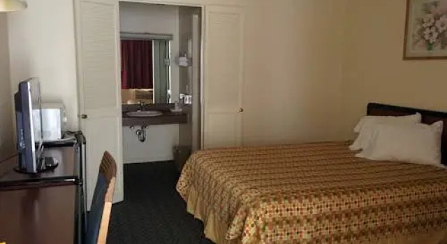 Economy Inn Toledo-Perrysburg, Забронировать Отель Перрисберг штат Огайо