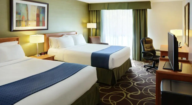 Кровать в общем номере Four Points by Sheraton Point Edward Sarnia