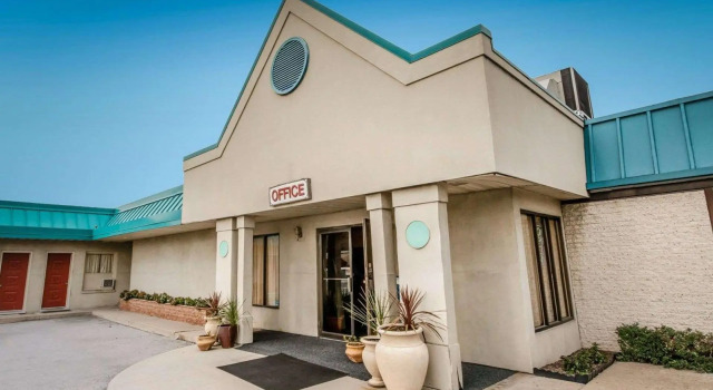 Четырёхместный номер Standard Econo Lodge Altoona