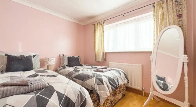 House - Sleeps 7, Private Garden & Parking