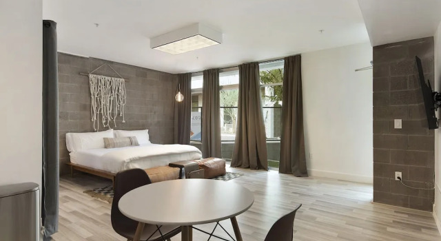 Tempe Lofty Studios, Забронировать Апартаменты/квартира Пруд в Темпе Phoenix Metropolitan Area, рядом с Антропологический музей государственного университета Аризоны