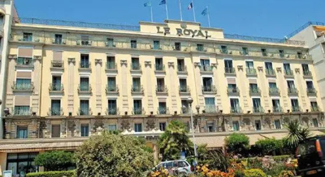 Кровать в общем номере Hôtel Le Royal Promenade des Anglais