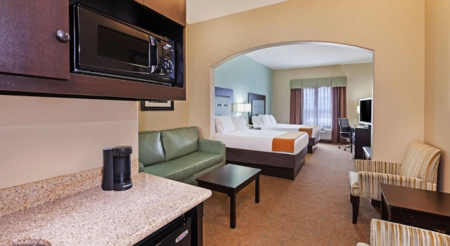 Четырёхместный люкс Holiday Inn Express Hotel & Suites Victoria by IHG