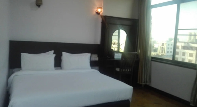 Camera Deluxe Hotel Queen Mandalay