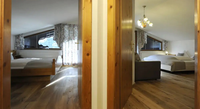 Семейные апартаменты c 1 комнатой с балконом и с видом на горы B&B Hotel Bergjuwel