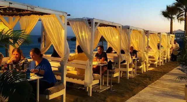 Апартаменты Seaside Stay With Pool