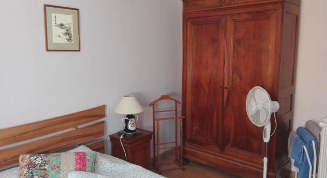 BnBinB La Cour Enchantée, Book Bed and Breakfast Hoteller i Corbières med parkering, Parkering