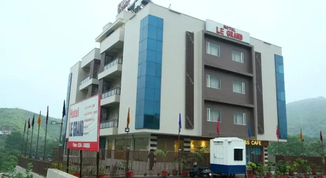 Hotel Tulip Le Grand, Забронировать Отель Отели штата Раджастхана с парковкой, Парковка