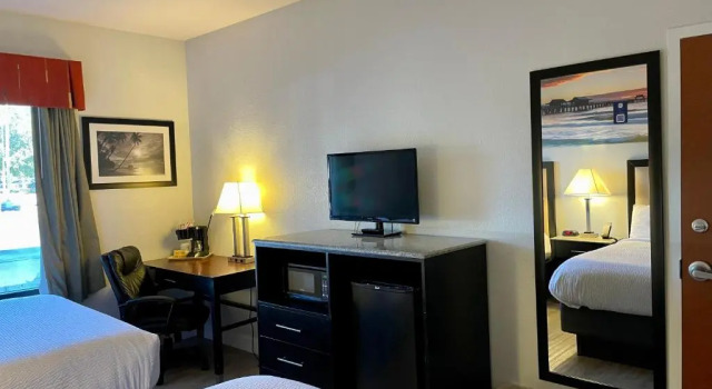 Семейный номер Standard Days Inn & Suites by Wyndham Lakeland