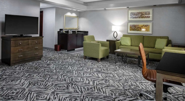 Люкс DoubleTree by Hilton Hotel & Executive Meeting Center Omaha-Downtown