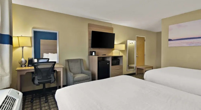 Четырёхместный номер Standard Clarion Pointe Bloomington-Normal near I-55 and University